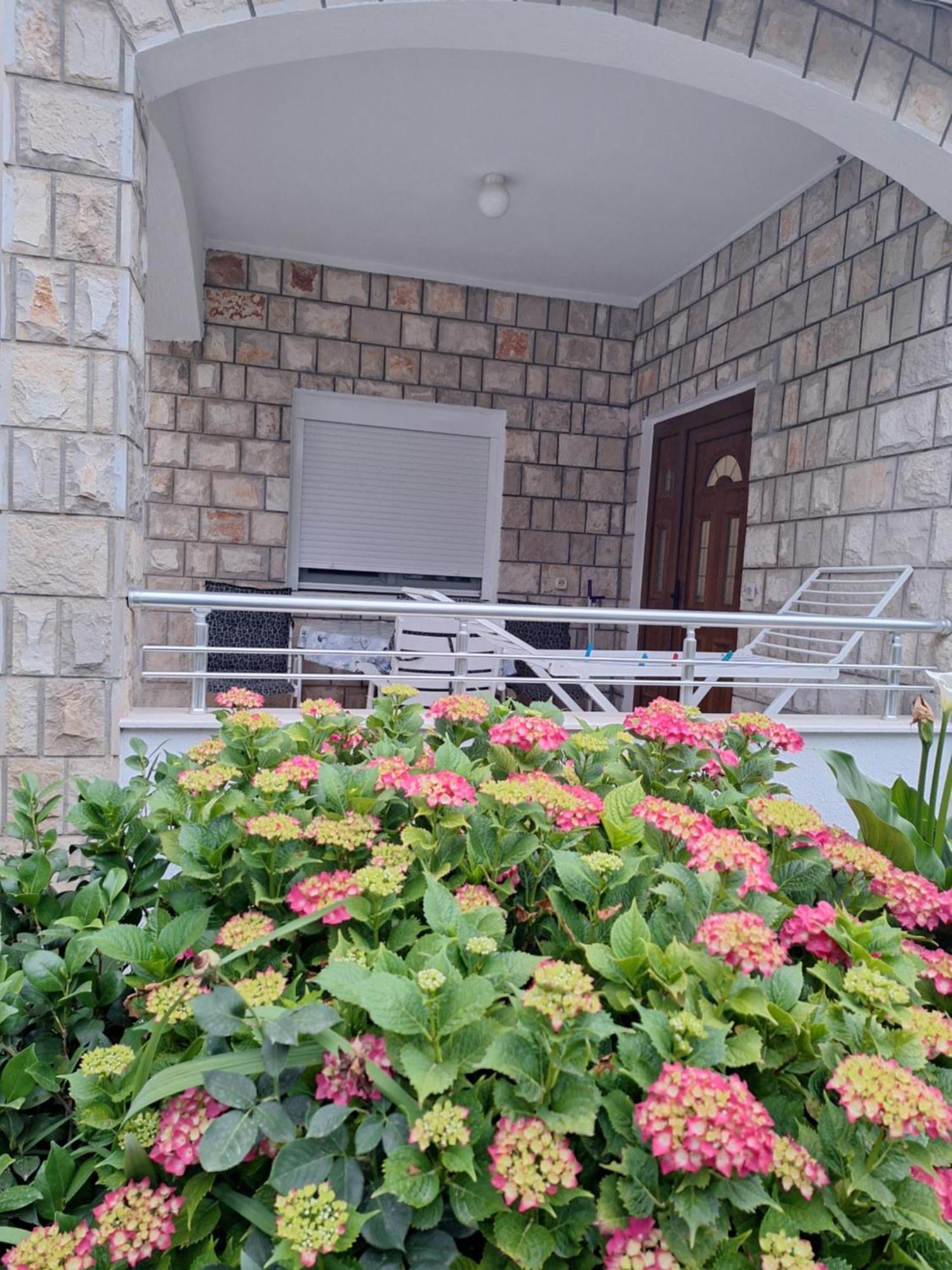 Apartments Kuc Бар Екстериор снимка